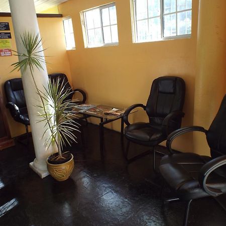 Tropical Court Inn New Kingston Ngoại thất bức ảnh