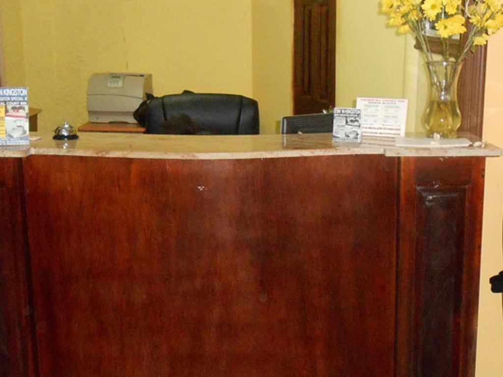 Tropical Court Inn New Kingston Ngoại thất bức ảnh