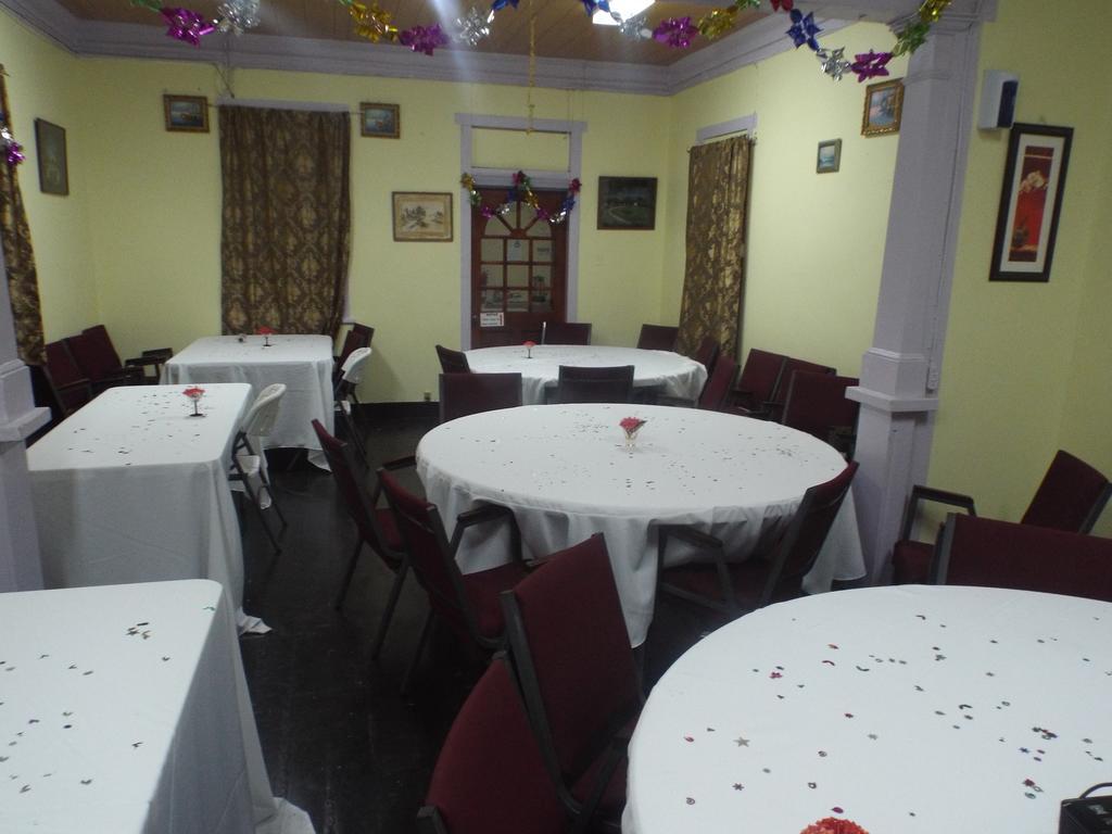 Tropical Court Inn New Kingston Ngoại thất bức ảnh