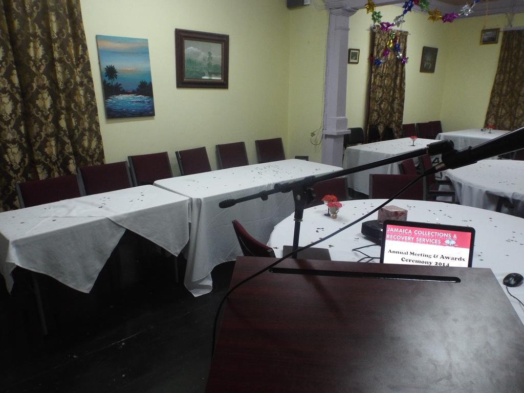 Tropical Court Inn New Kingston Ngoại thất bức ảnh