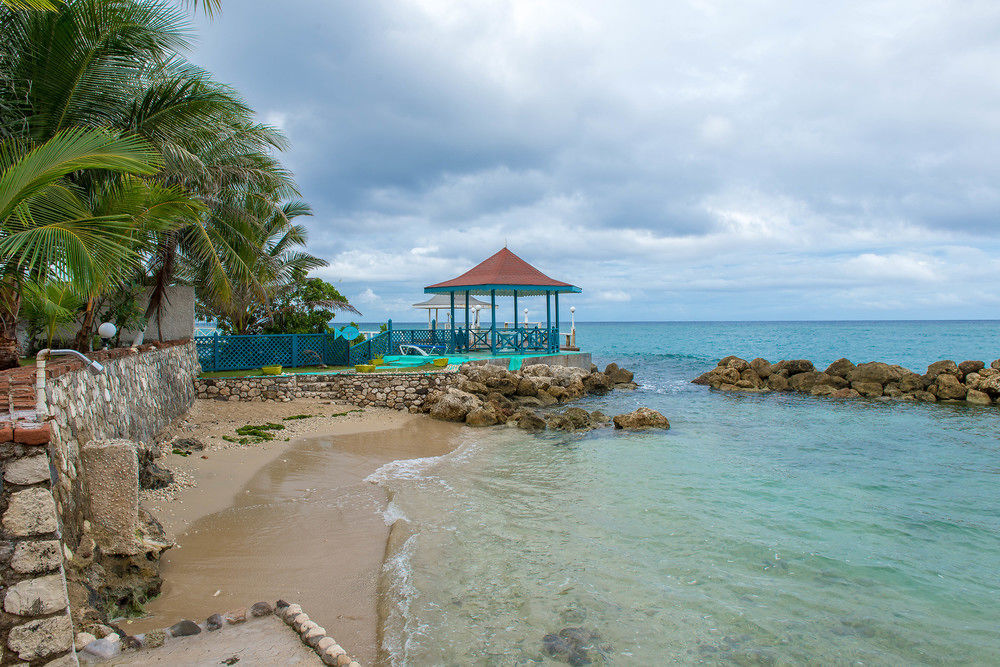 Tropical Court Inn New Kingston Ngoại thất bức ảnh